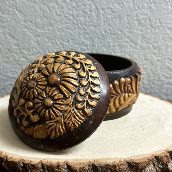 Vintage hand carved wooden trinket box, Sunflower Daisy and leaves, lidded - Picture 3 of 9